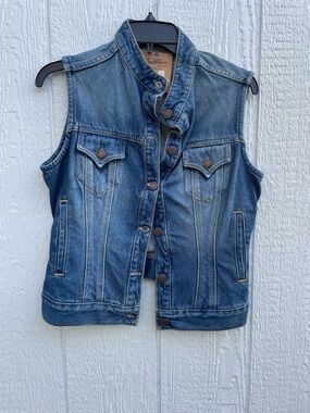New Levi's Medium Blue Denim Vest with Contrast Stitching sz medium